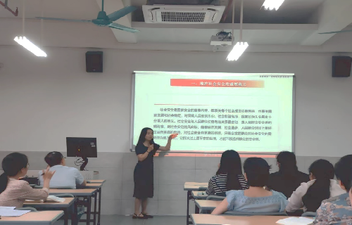 s500_凡思菊老师进行微课展示.png