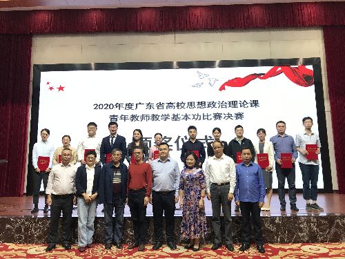 s500_决赛现场颁奖仪式(二排左1为)戚雅婷老师.jpg