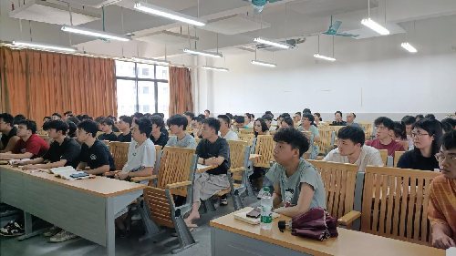 s500_同学们认真听课.png