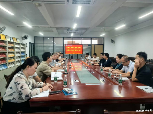 s500_与会教师进行交流.png