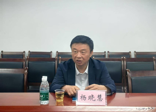 s500_杨晓慧教授进行工作指导.png