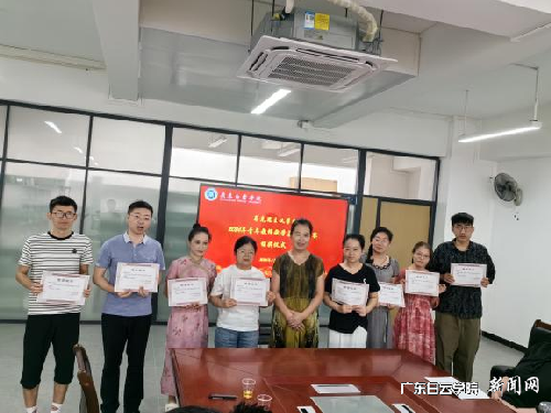 s500_李晓红教授为三等奖获奖教师颁奖1.png