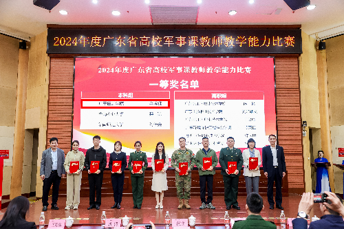 s500_左二为李博雅老师.png