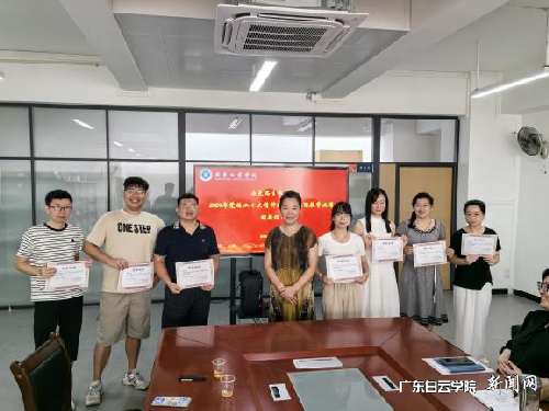 s500_李晓红教授为三等奖获奖教师颁奖2.png