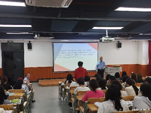s500_孙国忠书记与学生交流互动.png