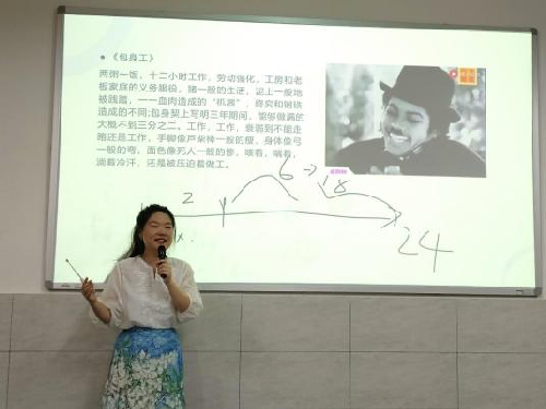 s500_两位教师作教学展示.png