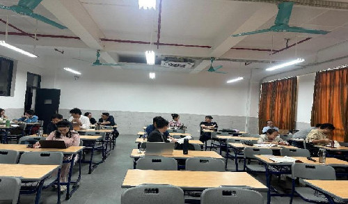 s500_与会教师积极研讨.png