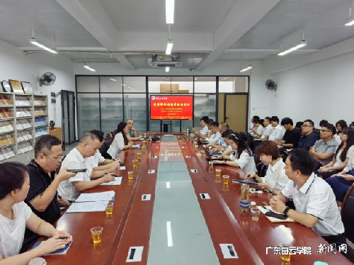 s500_全体教师认真听讲座.png