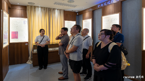 s500_学员们在二楼史海留声展厅聆听讲解员解说.png