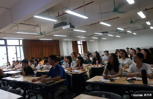 s500_同学们认真听课.png