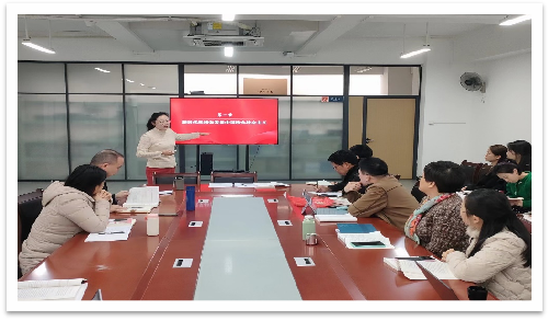 s500_青年教师赵立娜在集体备课会上分享教学设计.png