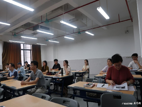 s500_教师们在后排观摩学习.png