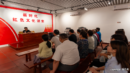 s500_学员们在茂芝会议纪念馆聆听馆长现场讲学.png